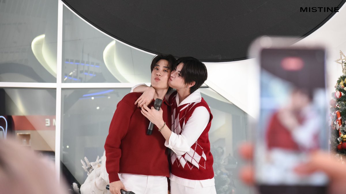 MISTINEOFFICIAL's tweet photo. ✨🎄 live ที่ซนที่สุดเท่าที่มิสทินเคยเจอในงาน MISTINE Merry &amp; Bright with TleFirstone บรรยากาศสนุกมาก #TleFirstone น่ารักสุดๆยิ่งได้พลังความจอยจาก #ติดฝน 20 Lucky Fans ที่ได้มาในงานนี้ยิ่งสนุก เป็นการฉลองเตรียมรับเทศกาลคริสต์มาสที่ดีมาก 

#MISTINE #MISTINExTleFirstone https://t.co/xyvTz4GoSX