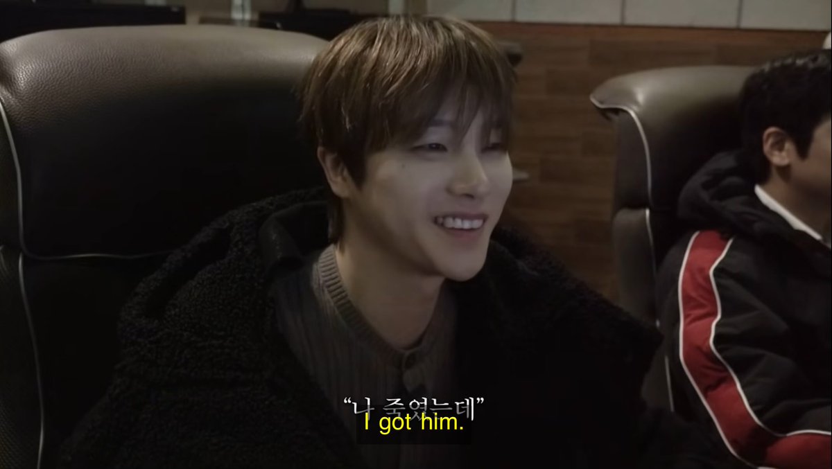 Superstar Jinhwan’s first genuine smile from a day with his ‘new managers’ 😂

#iKON #아이콘