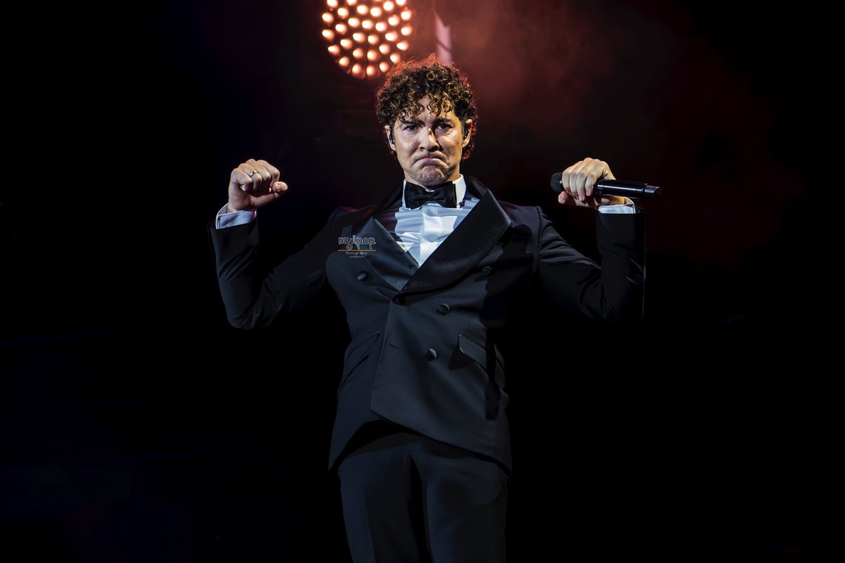 MyiPop's tweet photo. Todas las fotos 📸 || @davidbisbal adelanta la Navidad madrileña arrasando con su gira #TodoEsPosibleEnNavidad en el @MovistarArenaEs 🎄

➡️ https://t.co/CKRR1T3yYz https://t.co/wmnkw7o0SX