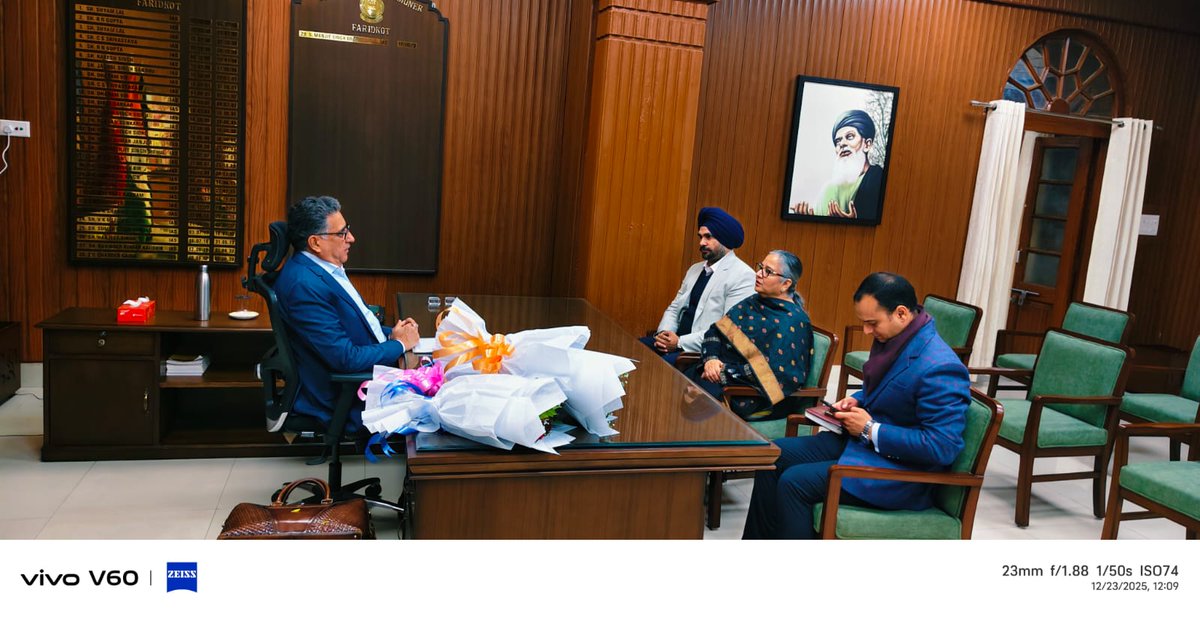 dprofaridkot's tweet photo. 2004 ਬੈਂਚ ਦੇ ਸੀਨੀਅਰ ਆਈ.ਏ.ਐਸ. ਅਧਿਕਾਰੀ ਸ਼੍ਰੀ ਅਰੁਣ ਸੇਖੜੀ ਨੇ ਅੱਜ ਬਤੌਰ ਡਵੀਜਨਲ ਕਮਿਸ਼ਨਰ ਫਰੀਦਕੋਟ ਦਾ ਵਾਧੂ ਚਾਰਜ ਸੰਭਾਲ ਲਿਆ। ਜਿਕਰਯੋਗ ਹੈ ਕਿ ਉਹ ਇਸ ਵੇਲੇ ਡਵੀਜਨਲ ਕਮਿਸ਼ਨਰ ਫਿਰੋਜ਼ਪੁਰ ਤਾਇਨਾਤ ਹਨ ਅਤੇ ਪੰਜਾਬ ਸਰਕਾਰ ਵੱਲੋਂ ਉਨ੍ਹਾਂ ਨੂੰ ਫਰੀਦਕੋਟ ਡਵੀਜਨ ਦਾ ਵਾਧੂ ਚਾਰਜ ਦਿੱਤਾ ਗਿਆ ਹੈ। https://t.co/lgHXOqnnaB