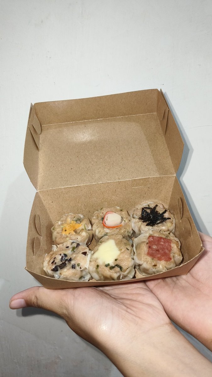 ksoomybae's tweet photo. BANTU LIKE &amp; RT PLEASE 
X please do your magic ✨
✨ Dimsum Fourcrave hadir dengan topping baru!
Yakin nggak pengen cobain? Siomay yang daging banget n dimsum goreng yang kejunya lumer banget
📍Dom Malang
Yuk sekarang waktunya kamu! https://t.co/dL4LTtWPfR https://t.co/DjHbVIIuP4