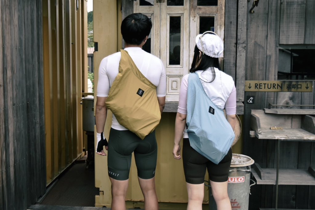 PRCCA_JAPAN's tweet image. サコッシュって自転車のレースで使われるのに、実際それで自転車乗ったら背中からすぐに前に回ってきて、膝に当たってすごく走りにくいよね。しかも小さくてあまり入らない。

なんて不満を解消するのが、ずれないサコッシュ。色も可愛いと評判です。
#prcca