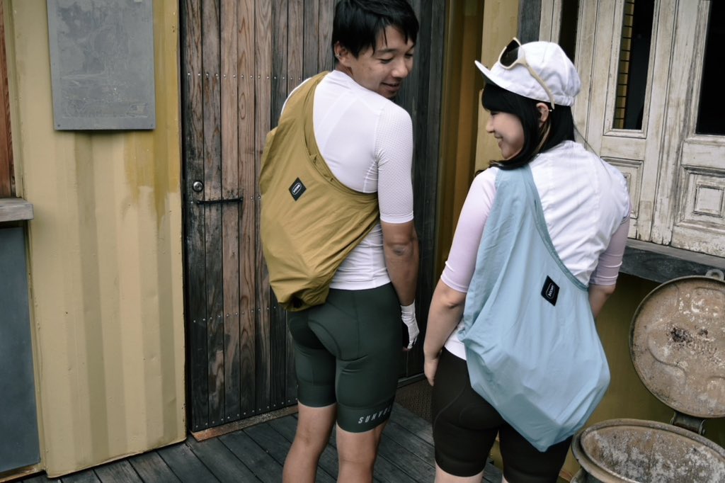 PRCCA_JAPAN's tweet image. サコッシュって自転車のレースで使われるのに、実際それで自転車乗ったら背中からすぐに前に回ってきて、膝に当たってすごく走りにくいよね。しかも小さくてあまり入らない。

なんて不満を解消するのが、ずれないサコッシュ。色も可愛いと評判です。
#prcca