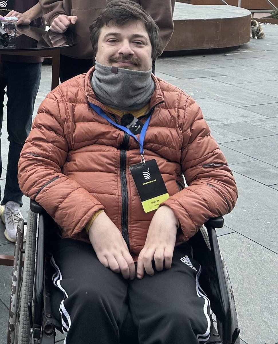 Fast_Racerr's tweet image. Engelleri olan bir birey hayal edin… Ellerini kullanamıyor, bilgisayara dokunamıyor; ama asla vazgeçmiyor!💪

Ağzında tuttuğu bir çubukla dünyaya kendi imzasını bırakmaya karar veren bir azim hikayesi bu. Bugün adına “ $STICK ” dediğimiz token, tam da bu sarsılmaz iradenin…