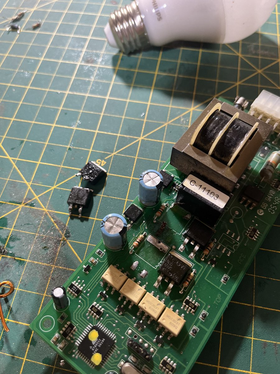 为省这一千五百刀，本文科生已学会拆焊飞线，脑子里充满了PN结可控硅之类炫酷的知识。
这个炉子也从一开始插电不亮，到插电亮但风机关不掉，今天风机终于能关上了。下一步是要把风机听话地开起来。

我叉会儿腰