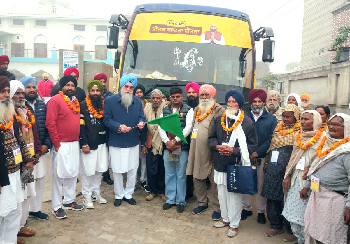 dprofaridkot's tweet photo. ਮੁੱਖ ਮੰਤਰੀ ਤੀਰਥ ਯਾਤਰਾ ਯੋਜਨਾ ਤਹਿਤ ਸਪੀਕਰ ਪੰਜਾਬ ਵਿਧਾਨ ਸਭਾ ਸ. ਕੁਲਤਾਰ ਸਿੰਘ ਸੰਧਵਾਂ ਨੇ ਕੋਟਕਪੂਰਾ ਹਲਕੇ ਦੇ ਪਿੰਡ ਮੋਰਾਂਵਾਲੀ ਵਿਖੇ ਅੰਮ੍ਰਿਤਸਰ ਦੇ ਤੀਰਥ ਯਾਤਰਾ ਲਈ ਬੱਸ ਨੂੰ ਹਰੀ ਝੰਡੀ ਦਿਖਾ ਕੇ ਰਵਾਨਾ ਕੀਤਾ। ਇਸ ਮੌਕੇ ਉਨ੍ਹਾਂ ਨੇ ਯਾਤਰੀਆਂ ਨੂੰ ਸ਼ੁਭਕਾਮਨਾਵਾਂ ਦਿੰਦਿਆਂ ਉਨ੍ਹਾਂ ਦੀ ਸੁਖਮਈ ਅਤੇ ਸੁਰੱਖਿਅਤ ਯਾਤਰਾ ਦੀ ਕਾਮਨਾ ਕੀਤੀ https://t.co/0ftFpJ90EE