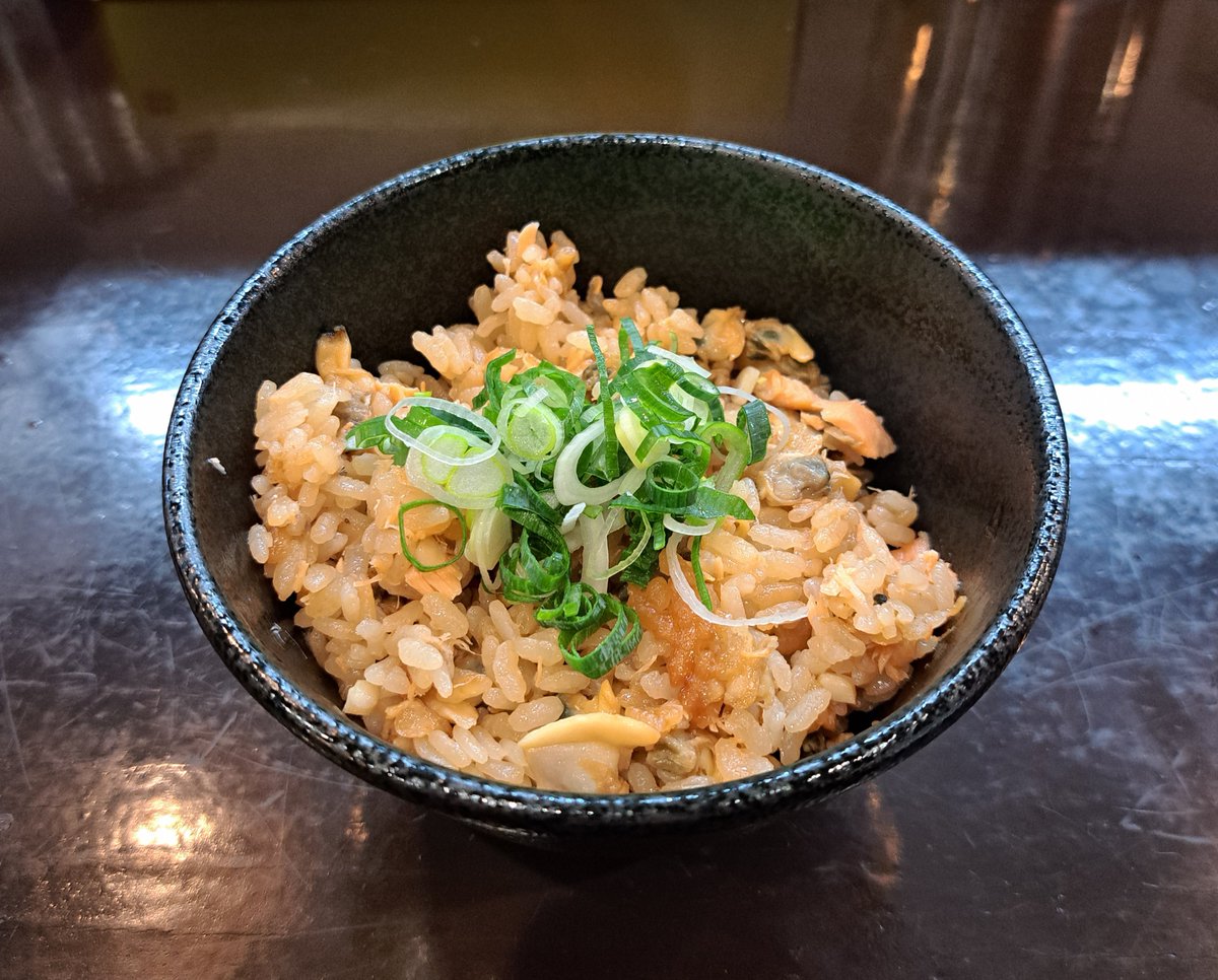 setsumen's tweet photo. 静岡市葵区呉服町
VON GOSSO(ボンゴッソ)さん
貝出汁ラーメン(醤油)
トッピング→味付玉子
あさりの炊き込みご飯(今月は鮭入り)
#ラーメン #静岡 #葵区 #呉服町 #VONGOSSO #ボンゴッソ #ボンゴッソラーメン #貝出汁ラーメン #ramen #静岡ラーメン #静岡ランチ https://t.co/CUaXzWnIYo