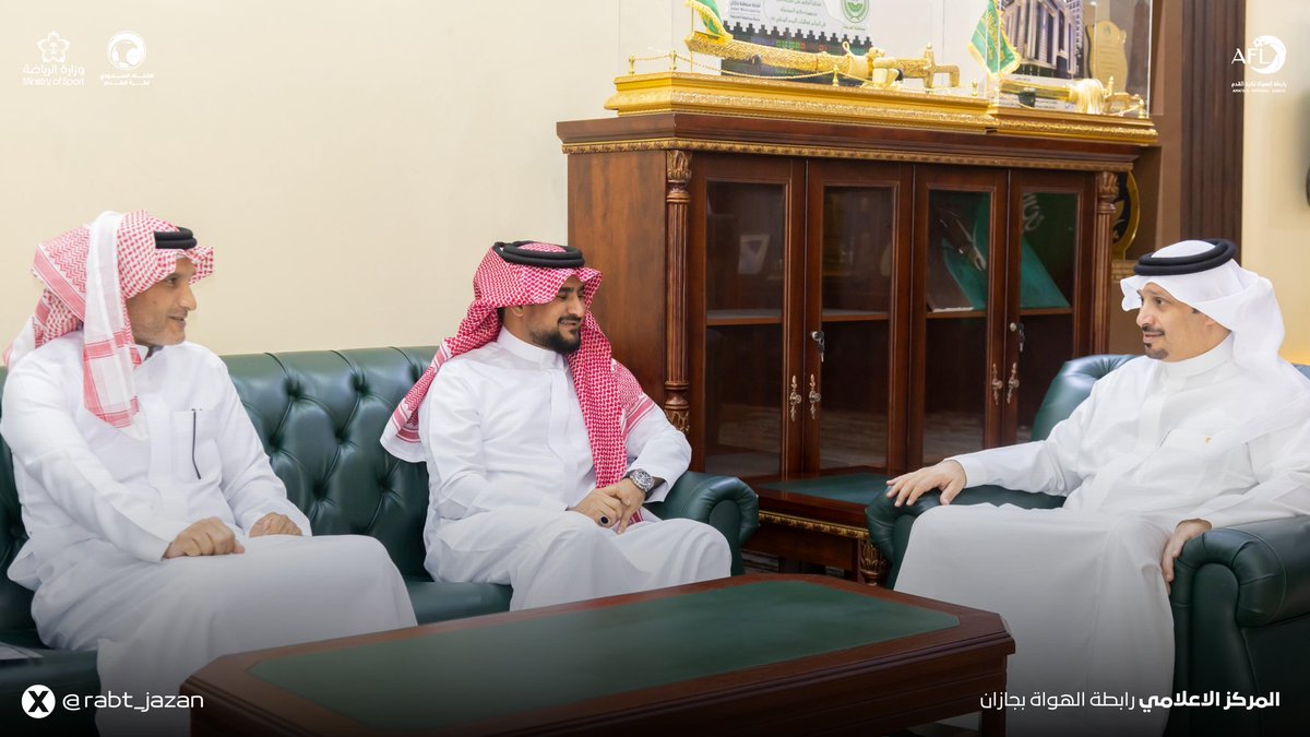 أستقبل محافظ العارضة أ. عبدالله الريثي رئيس رابطة الهواة بجازان أ. عبدالله معشي وممثل الرابطة في العارضة أ. سلمان سحاري.

جرى خلال اللقاء بحث سبل تطوير النشاط الرياضي والملاعب بالمحافظة . 

#رابطة_الهواة_جازان