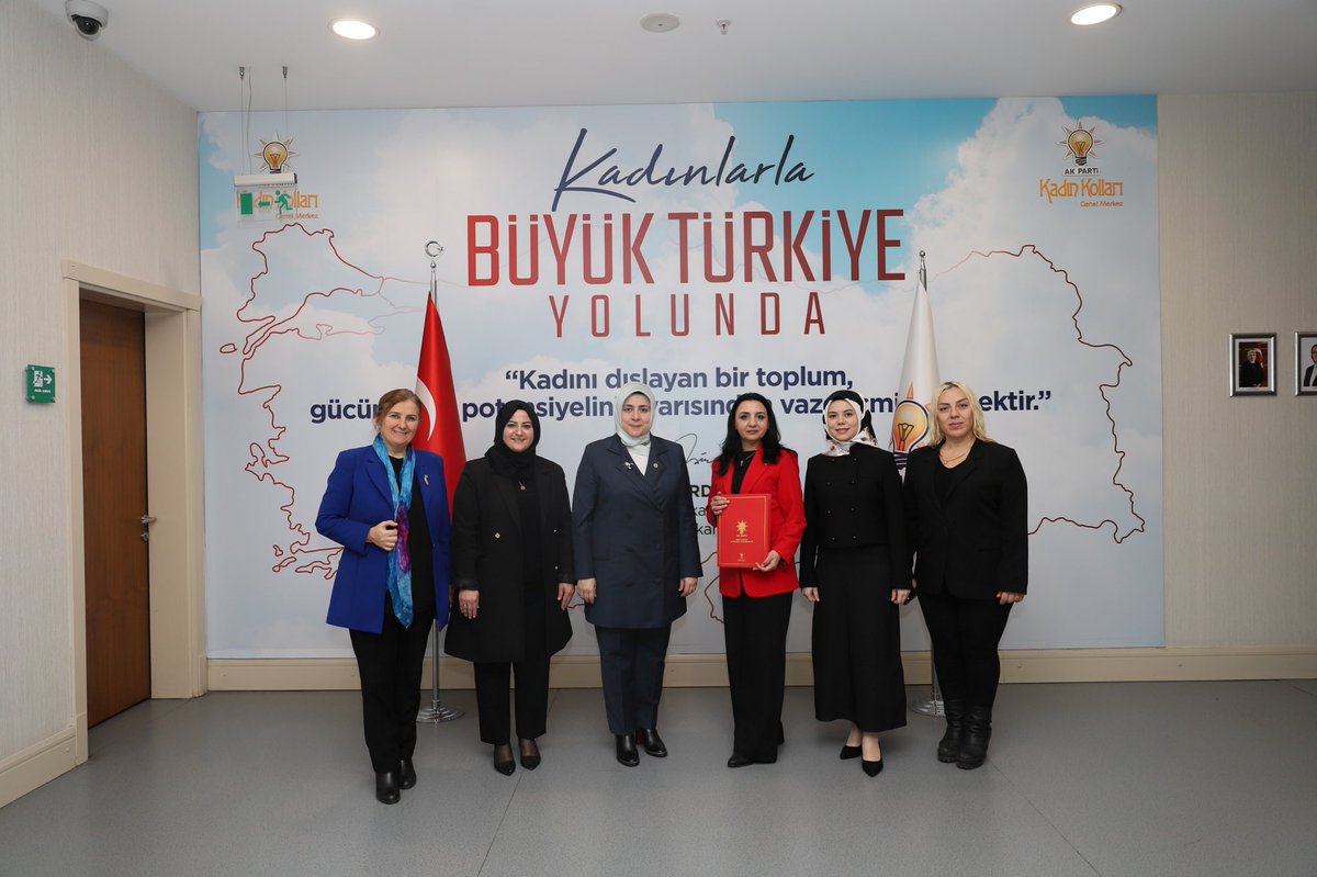 📍 AK Parti Genel Merkez

Karabük ili Ovacık İlçe Kadın Kolları Başkanlığına Emine Akça atanmıştır.

Emine Akça’ya mazbatası, Başkanımız <a href="/tugbaisikercan/">Tuğba IŞIK ERCAN</a> tarafından teslim edilmiştir.

Görevi devreden Başkanımız Radife Aykutlu’ya, bugüne kadar göstermiş olduğu özverili çalışmalar
