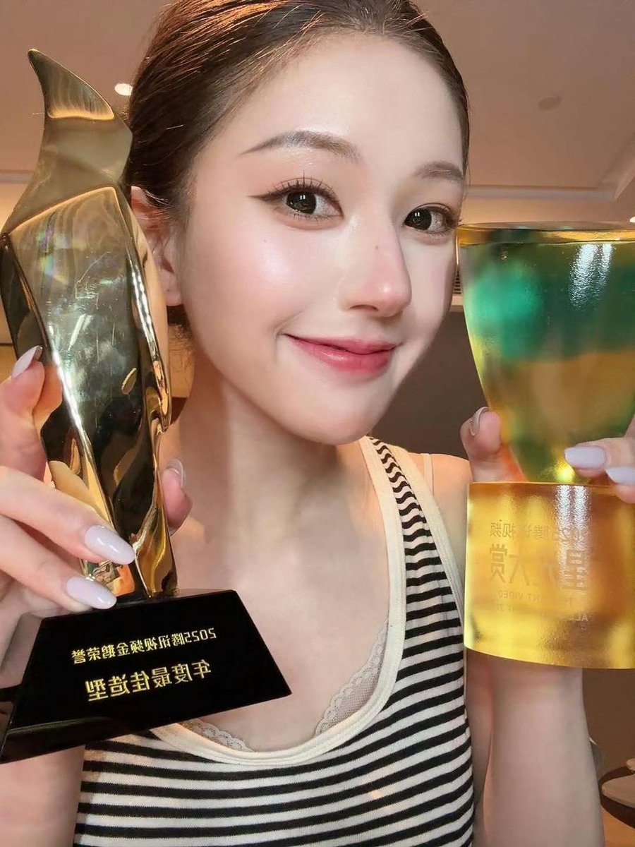 รางวัลศิลปินผู้ทรงอิทธิพลแห่งปีเป็นแดซังไหมไม่รู้ แต่ที่แน่ๆเลิฟแอมคือซีรีส์ที่ความนิยมสูงสุดของ🐧และมียอดวิวเฉลี่ยสูงสุดของปี 2025 แถมฝีมือการออกแบบเสื้อผ้าหน้าผมของชีก็ยังได้รางวัลสไตลิสต์ยอดเยี่ยม

ไม่พอใจก็กรี๊ดออกมาจ้า เดี๋ยวจะประสบความสำเร็จให้แอนตี้อกแตกตายกว่านี้อีก 5555