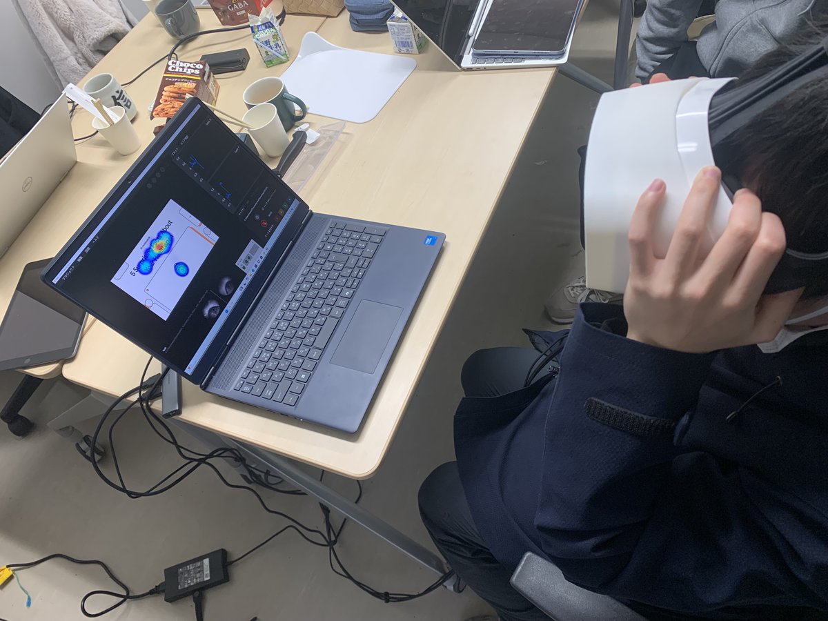 FOVE0を使った視線計測のテストをしました。バーチャル空間でどのような刺激に注意を向けるのか，アイトラッキングで見ていく予定です。VRを活用した学習やコミュニケーションについて理解するための一助になればと思います。#VR #信州大学教育学部 #アイトラッキング