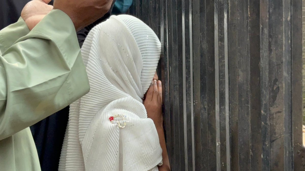 Scene of ordinary people praying in front of the grave of martyr Osman Hadi.

Even though several days have passed since the death of martyr Osman Hadi, a crowd of ordinary people can still be seen at his grave. 

23 December 2025

#OsmanHadi #Bangladesh