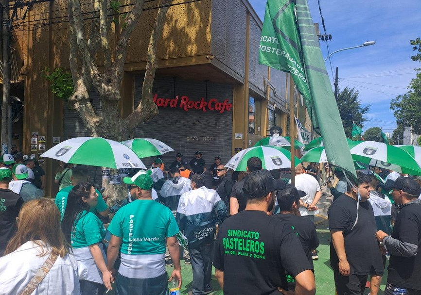 🚨A 15 días de su apertura, el Hard Rock Cafe de Mar del Plata cerró temporalmente por protestas sindicales: 80 empleos en riesgo

Desde Uthgra calificaron el hecho como "innecesario, lamentable y violento", ajeno a reclamos laborales

El daño es doble: frena empleo e inversión