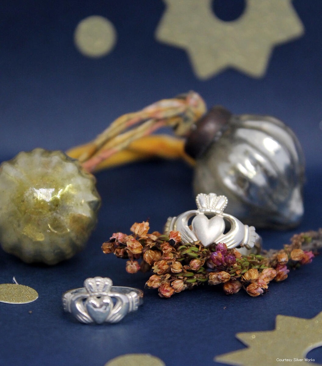 アイルランドの伝統工芸品のひとつに「#クラダリング (Claddagh Ring) 」と呼ばれる指輪があります💍

ハートは「愛」、両手は「友情」、王冠は「忠誠」を表します。また、リングのつけ方によって異なる意味が！内向きのハートは既婚者、パートナー・恋人あり。外向き (逆さ) のハートは恋人募集中。