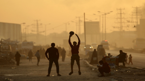 غزيون تحت القصف بلا مأوى يخشون تهجيرا جديدا شرق "الخط الأصفر" 
