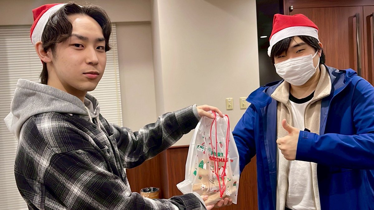 chikalab330's tweet photo. 本日はクリスマスパーティー🎉
みんなでケーキ作って、プレゼント交換して、ゲームして！
今年最後のゼミ楽しんでます🥳 https://t.co/xjyLF96Lbr