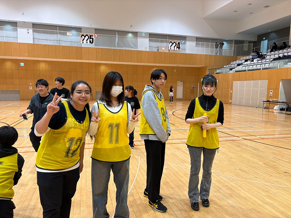 tba_aiit1967's tweet photo. 先日、学生にとっての年末最後のイベント「スポーツ大会」が開催されました。
他の学科の生徒とチームを組んで思いっきり盛り上がりました。
明日から冬期休暇！
皆さん元気な姿で新年を迎えて学校でお会いしましょう！
#専門学校
#AI
#IT
#21世紀アカデメイア
#ひがしんアリーナ
#冬休み
#ビジアカ https://t.co/lVNlo5FR66