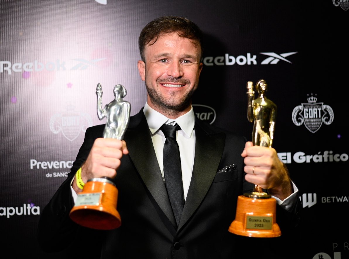 📸 La foto renovada de Agustín Canapino con los dos Olimpia de Oro: el que ganó en 2018 y el de 2025.