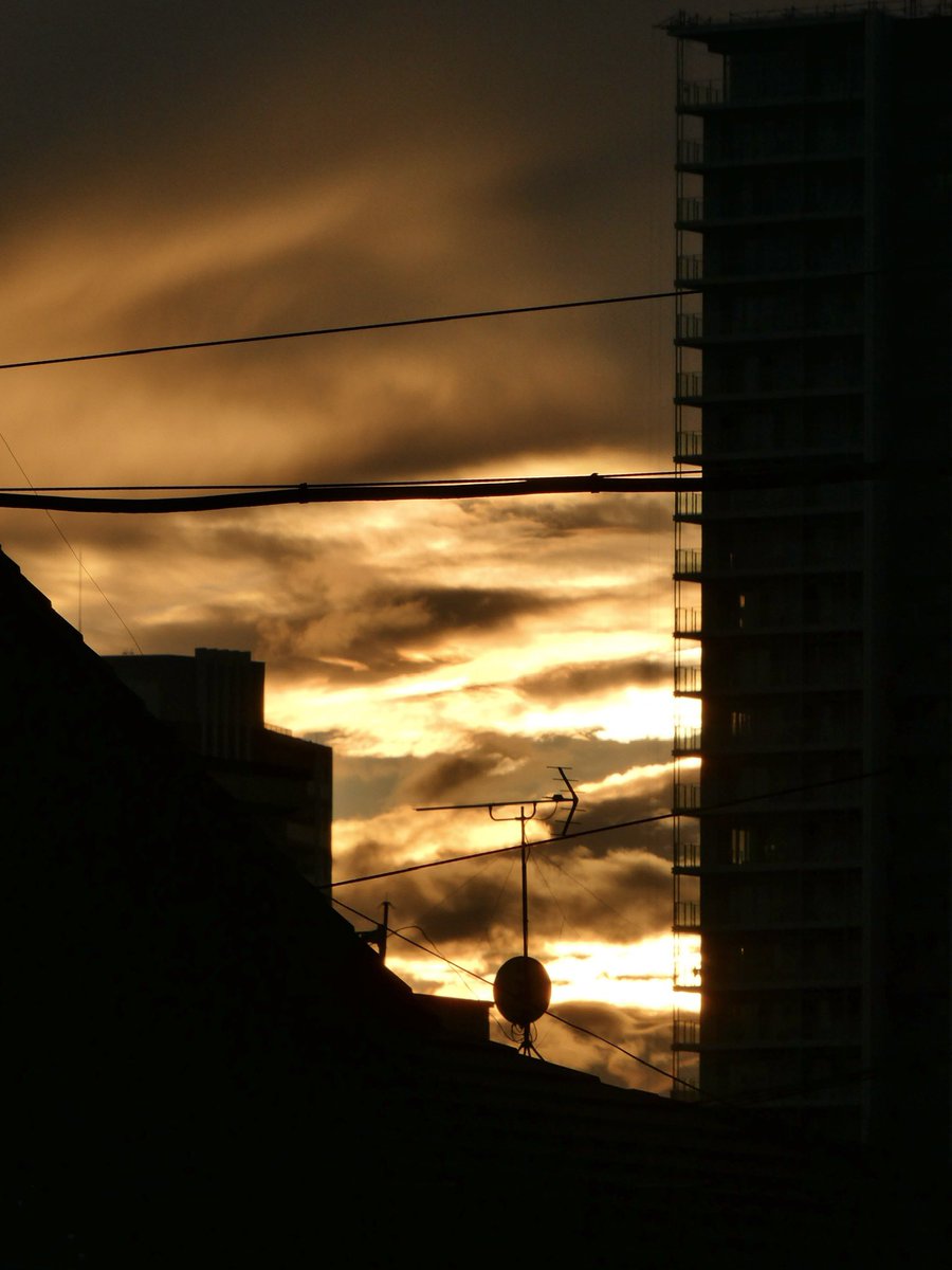 kosmos_77's tweet image. 夕焼け空
#ファインダー越しの私の世界