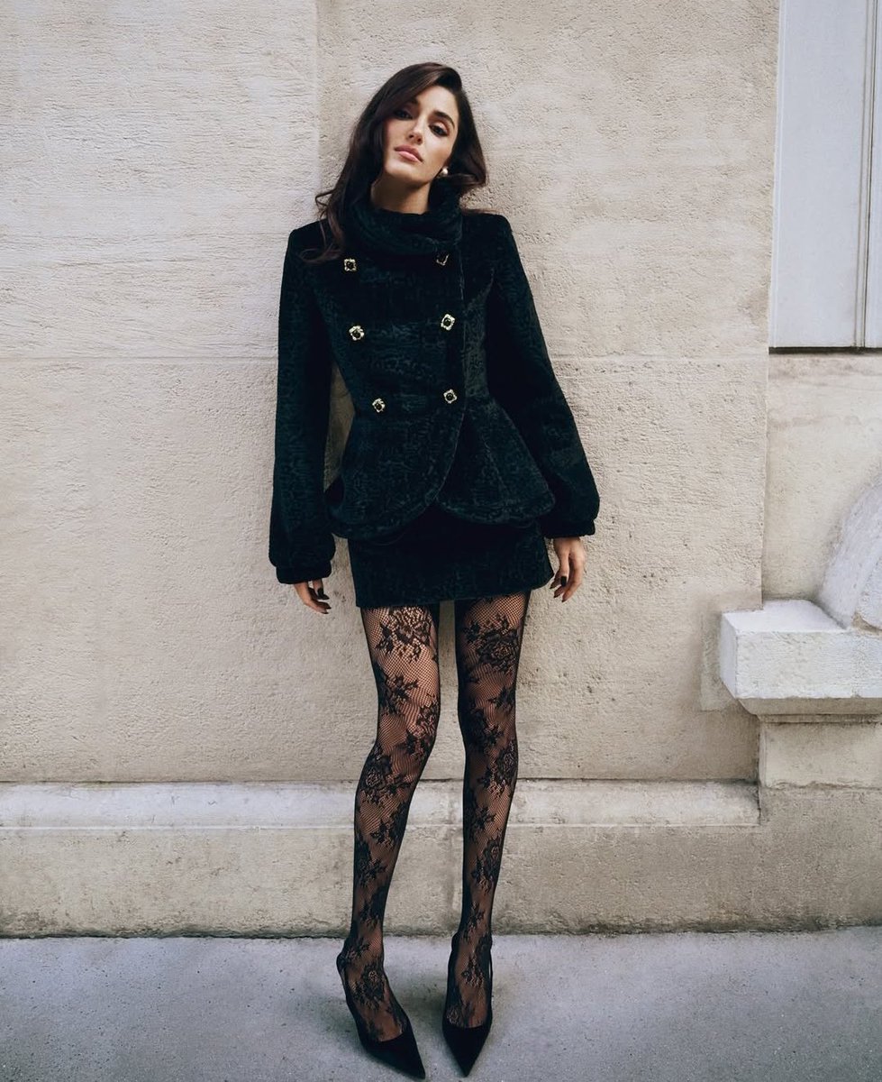 UliEzo's tweet photo. queen Hande Erçel &amp; Nocturne 🖤#HandeErçel #BisousHande #CelebrateTheNocturneWay https://t.co/lbqg5hGjmA