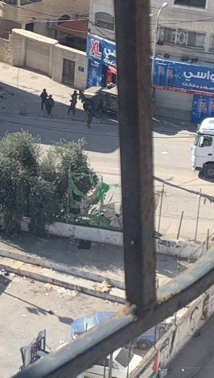  إصابة 3 فلسطينيين باقتحام إسرائيلي لمخيم قلنديا وكفر عقب (إكس)