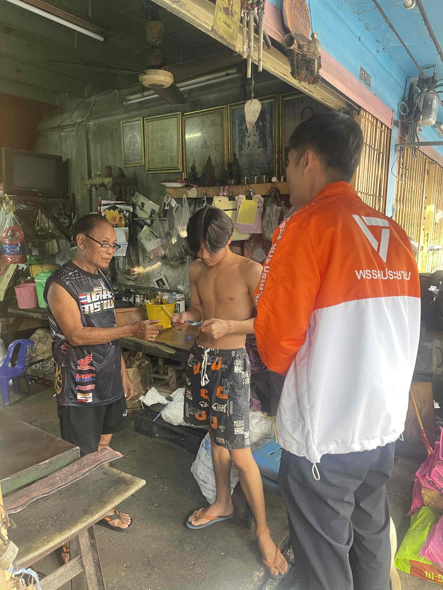 qualentinop's tweet image. ผมมีโอกาสเข้าไปหาเสียงแนะนำตัวกับพ่อแม่พี่น้อง บริเวณตลาดโอ๋เอ๋
.
พบว่าด้านในเป็นแหล่งอุตสาหกรรมขนาดเล็ก ทำกลึงบล็อก อุตสาหกรรมเย็บผ้า และผลิตภัณฑ์ต่างๆ โดยผมได้มีโอกาสคุยกับผู้ประกอบการทราบว่าพื้นที่แห่งนี้เคยรุ่งเรืองมากในสมัย 30 ปีก่อน แต่ปัจจุบันคนเริ่มบางตาลงอย่างเห็นได้ชัด…