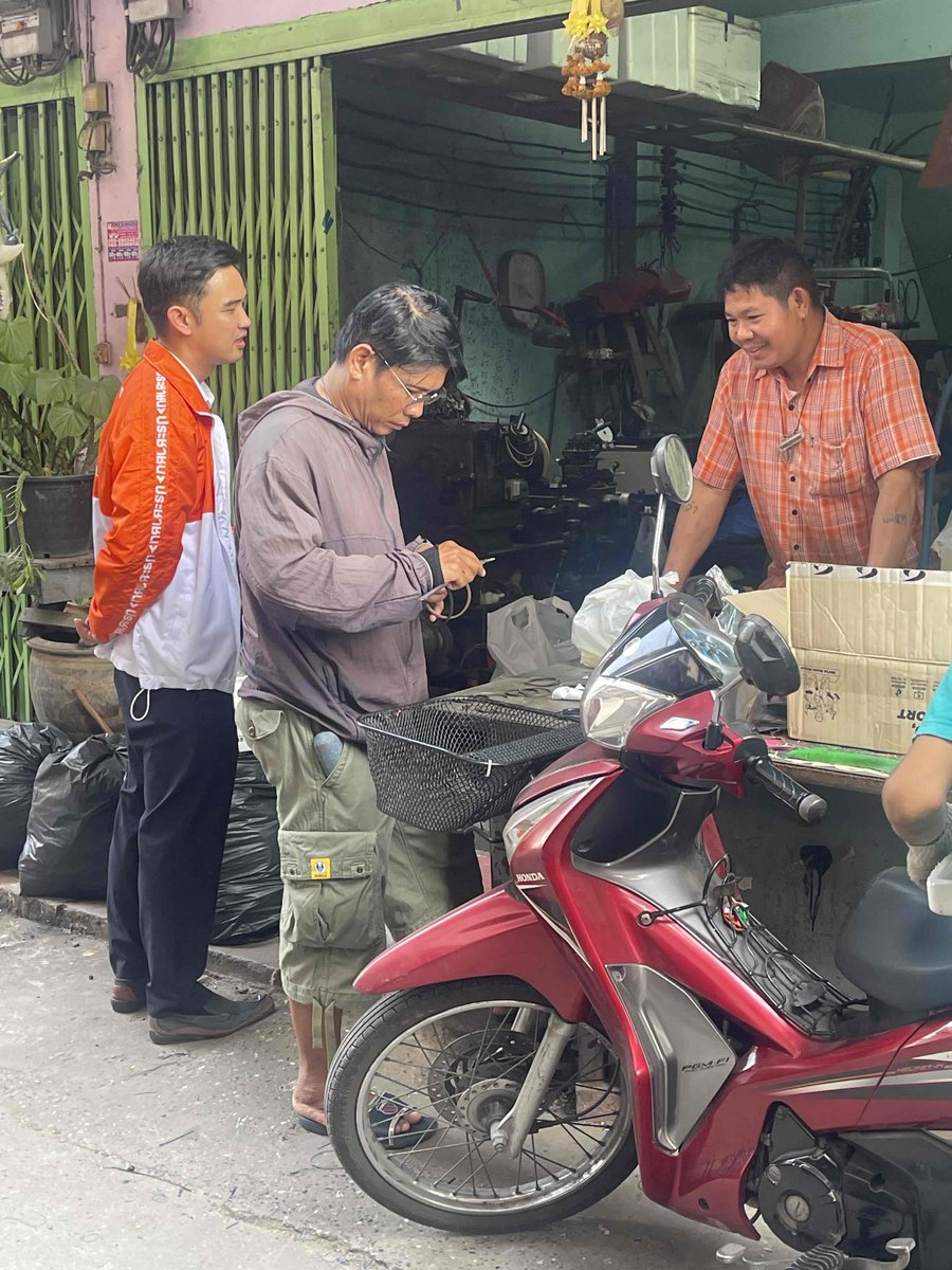 qualentinop's tweet image. ผมมีโอกาสเข้าไปหาเสียงแนะนำตัวกับพ่อแม่พี่น้อง บริเวณตลาดโอ๋เอ๋
.
พบว่าด้านในเป็นแหล่งอุตสาหกรรมขนาดเล็ก ทำกลึงบล็อก อุตสาหกรรมเย็บผ้า และผลิตภัณฑ์ต่างๆ โดยผมได้มีโอกาสคุยกับผู้ประกอบการทราบว่าพื้นที่แห่งนี้เคยรุ่งเรืองมากในสมัย 30 ปีก่อน แต่ปัจจุบันคนเริ่มบางตาลงอย่างเห็นได้ชัด…