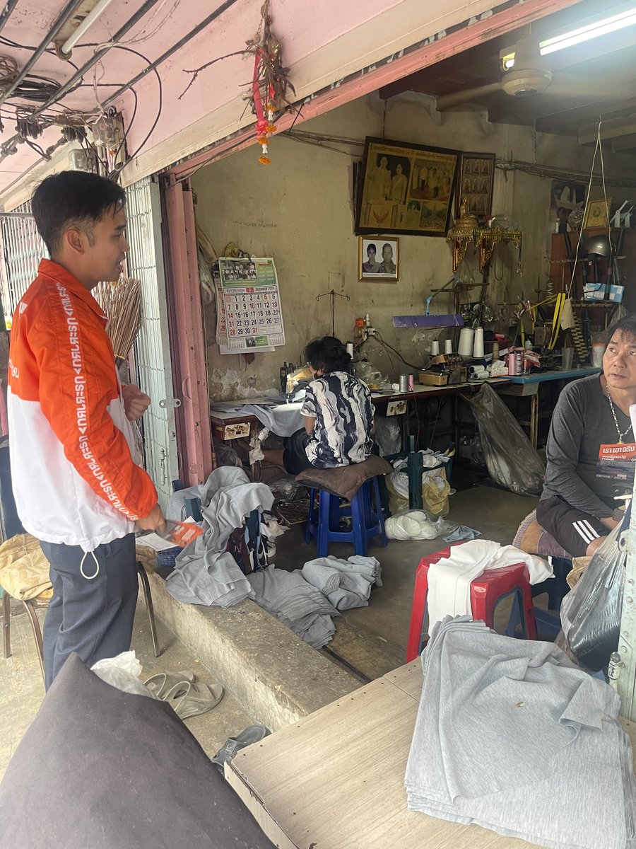 qualentinop's tweet image. ผมมีโอกาสเข้าไปหาเสียงแนะนำตัวกับพ่อแม่พี่น้อง บริเวณตลาดโอ๋เอ๋
.
พบว่าด้านในเป็นแหล่งอุตสาหกรรมขนาดเล็ก ทำกลึงบล็อก อุตสาหกรรมเย็บผ้า และผลิตภัณฑ์ต่างๆ โดยผมได้มีโอกาสคุยกับผู้ประกอบการทราบว่าพื้นที่แห่งนี้เคยรุ่งเรืองมากในสมัย 30 ปีก่อน แต่ปัจจุบันคนเริ่มบางตาลงอย่างเห็นได้ชัด…