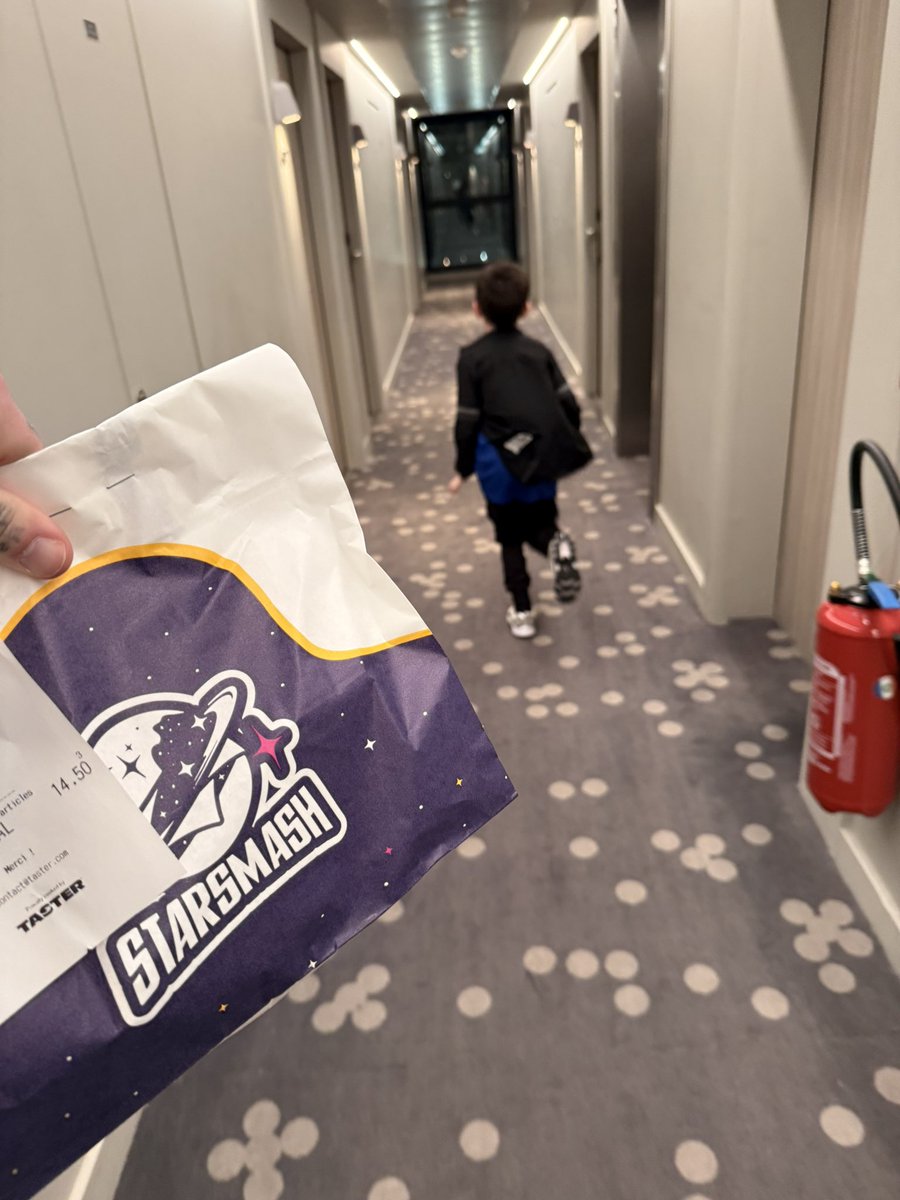 Comme de vrais campagnards, pour une fois que nous sommes à Paris ont en a profité pour goûter à <a href="/starsmashburger/">Starsmash</a> et vraiment top <a href="/_Amixem/">Amixem</a>