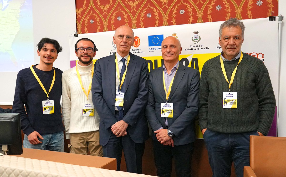 ilCosmopolitico's tweet photo. A #geopoliticaneiborghifestival2025 a Campobasso lo scorso 17 dicembre una lezione sugli Stati Uniti di Donald Trump tenuta dal prof. Giampiero Gramaglia, già direttore ANSA. A seguire l’intervento del prof. Cerchia (Unimol) sull’emigrazione in Europa, con un focus molisano. https://t.co/jBV949uynp