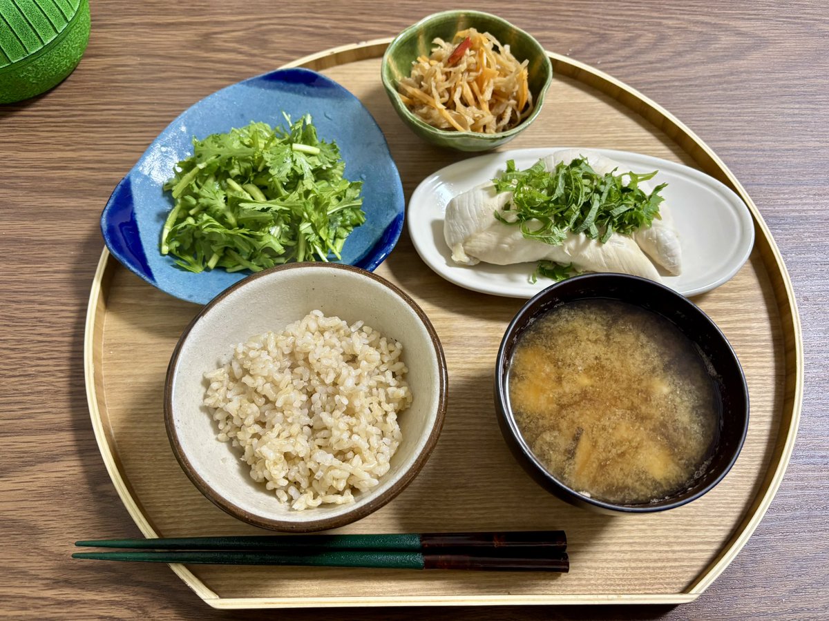 冬季講習会が終わり、帰宅しました。
12月に入ってから減量していまして、5キロ痩せました！春菊を昆布茶の粉と胡麻油で和えたものが美味しいです。切り干し大根は黒酢で味付け。お米は一日一食、玄米です。これで大体340kcalくらいかな。