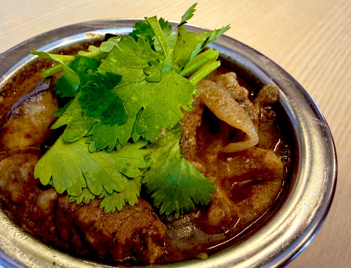 curry_siesta's tweet image. しえすたのビーフマッサマンには、普段あまり使われないサツマイモを使用しています。
優しくてコクのある甘さがグレイビー全体に広がった大変召し上がりやすいカレーとなっております。
ビーフもたっぷり入っているので満足感もバッチリ。