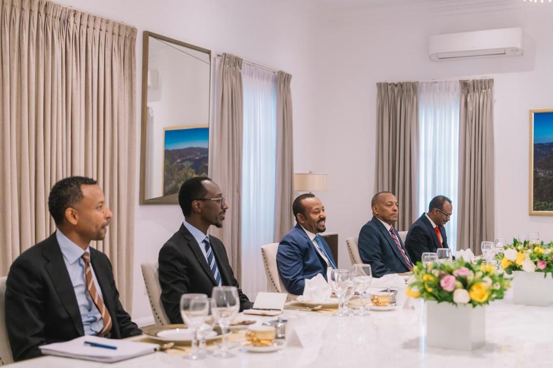 AbiyAhmedAli's tweet image. Today, I welcomed President @WilliamsRuto of Kenya for a one-day working visit, reflecting the deep, historic, and brotherly relations between our two nations. During our meeting, we focused on strengthening bilateral relations and exchanged views on regional peace and security…