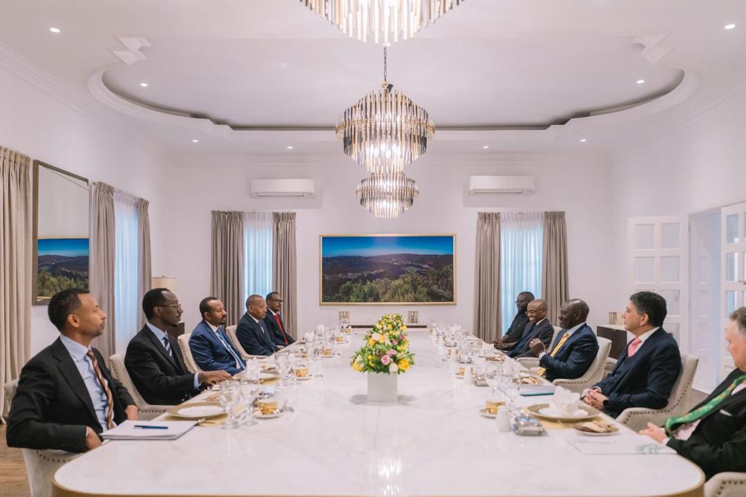 AbiyAhmedAli's tweet image. Today, I welcomed President @WilliamsRuto of Kenya for a one-day working visit, reflecting the deep, historic, and brotherly relations between our two nations. During our meeting, we focused on strengthening bilateral relations and exchanged views on regional peace and security…