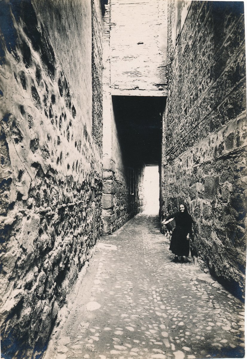 Toledo_Olvidado's tweet photo. Una mujer en el fascinante cobertizo de Santo Domingo el Real en las primeras décadas del siglo XX. Una foto que incorporé hace muy poco a mi colección personal y que me encanta compartir con todos vosotros. #Toledo #Castilla https://t.co/L7b9GAi3Uh