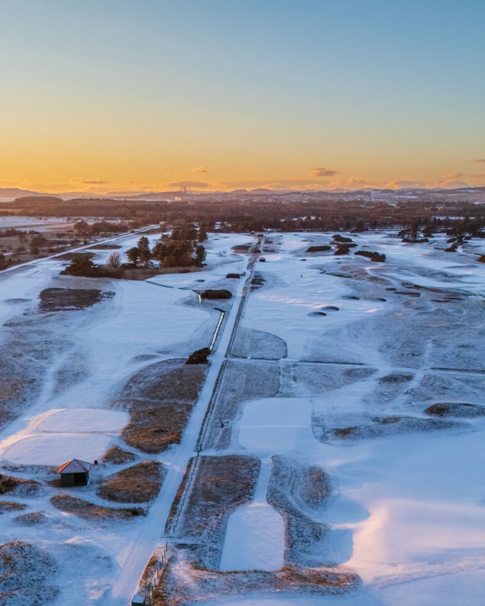 carnoustiegolf's tweet photo. Merry Christmas from us all at Carnoustie Golf Links! 💚

https://t.co/2nde7aWcFW

#CarnoustieGolfLinks #GolfsGreatestTest https://t.co/ROs2isHeBm