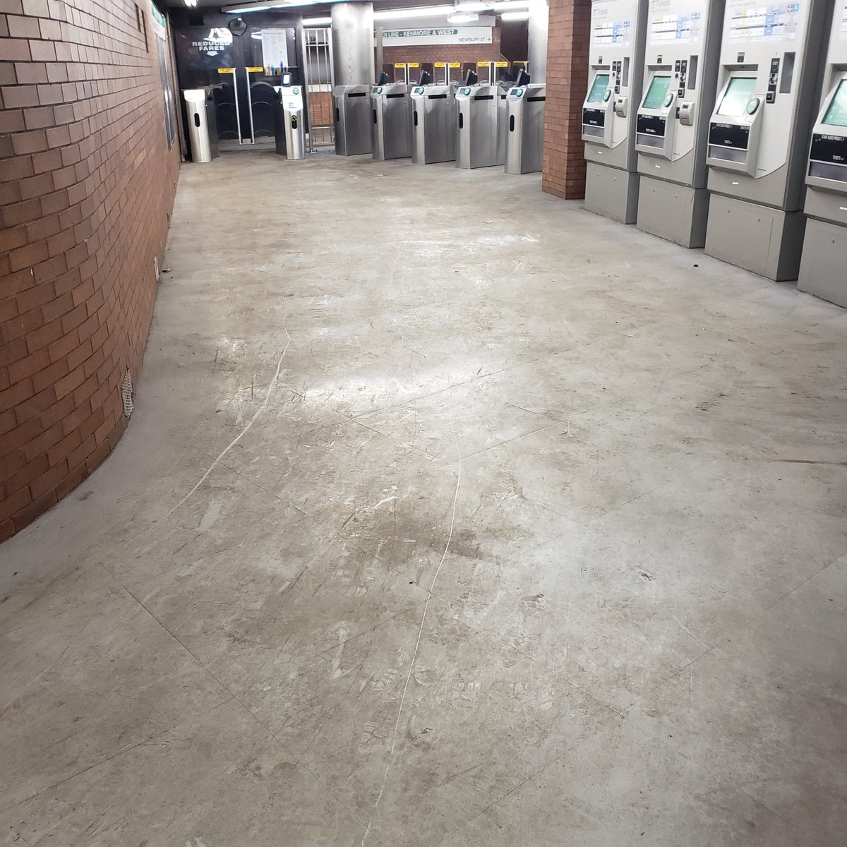 lil35824's tweet photo. @mbta Hynes
The entire station was filthy https://t.co/UQLfNf6vrA