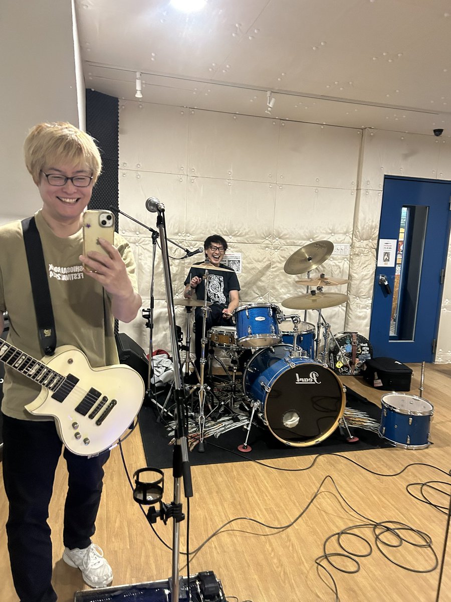 vivasnut's tweet photo. 【正規・サポートベーシスト募集！】

昨日けんちゃん卒業のお知らせをしましたが、皆様にお願い事がございます。

それはけんちゃんを最後のベーシストにさせない事。

ちゃんとVIVASNUTが進まないと、けんちゃん集中できないかもだから。

年齢国籍性別問いません。

ご連絡お待ちしております！ https://t.co/dZ8UGmrnXh