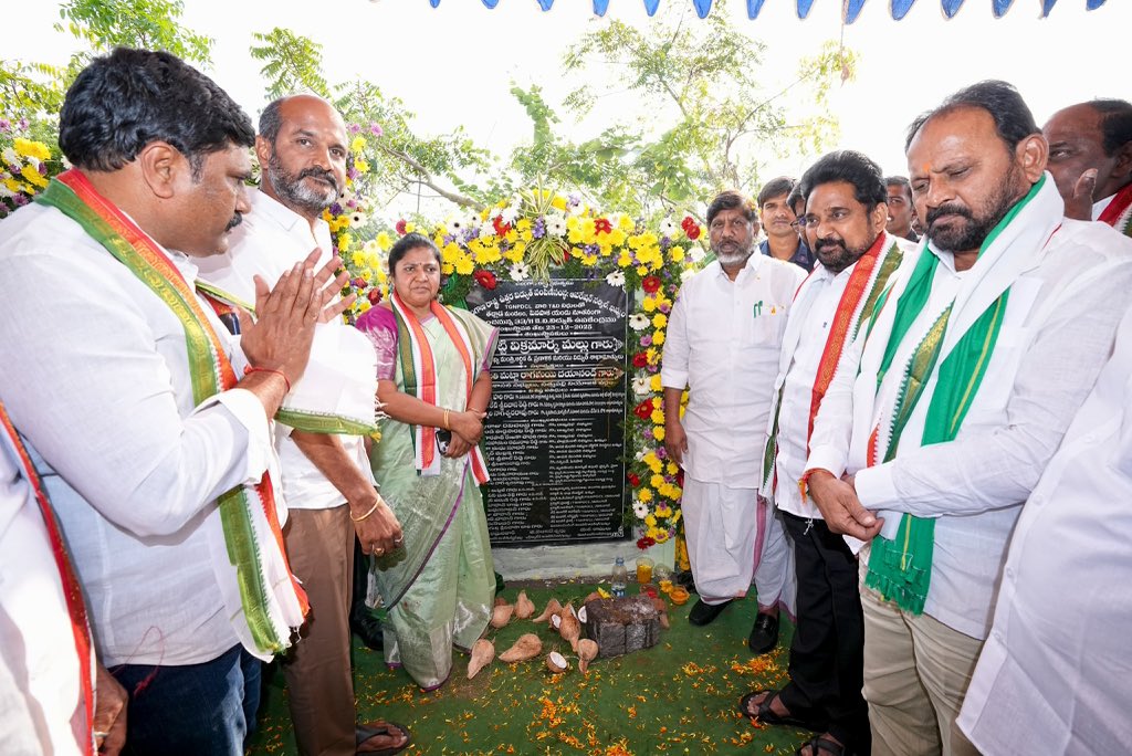 Bhatti_Mallu's tweet image. ప్రతి గ్రామానికి నాణ్యమైన విద్యుత్  
ప్రతి రైతుకు భరోసా  

ఖమ్మం జిల్లా సత్తుపల్లి నియోజకవర్గంలోని తల్లాడ మండలం పాత పినపాక గ్రామంలో పలు విద్యుత్ సబ్ స్టేషన్ల పనులకు శంకుస్థాపన చేయడం జరిగింది.  

గ్రామీణ ప్రాంతాల అభివృద్ధికి, రైతులకు నాణ్యమైన విద్యుత్ సరఫరా కల్పించేందుకు తెలంగాణ…