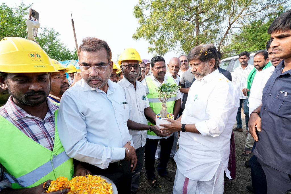 Bhatti_Mallu's tweet image. ప్రతి గ్రామానికి నాణ్యమైన విద్యుత్  
ప్రతి రైతుకు భరోసా  

ఖమ్మం జిల్లా సత్తుపల్లి నియోజకవర్గంలోని తల్లాడ మండలం పాత పినపాక గ్రామంలో పలు విద్యుత్ సబ్ స్టేషన్ల పనులకు శంకుస్థాపన చేయడం జరిగింది.  

గ్రామీణ ప్రాంతాల అభివృద్ధికి, రైతులకు నాణ్యమైన విద్యుత్ సరఫరా కల్పించేందుకు తెలంగాణ…