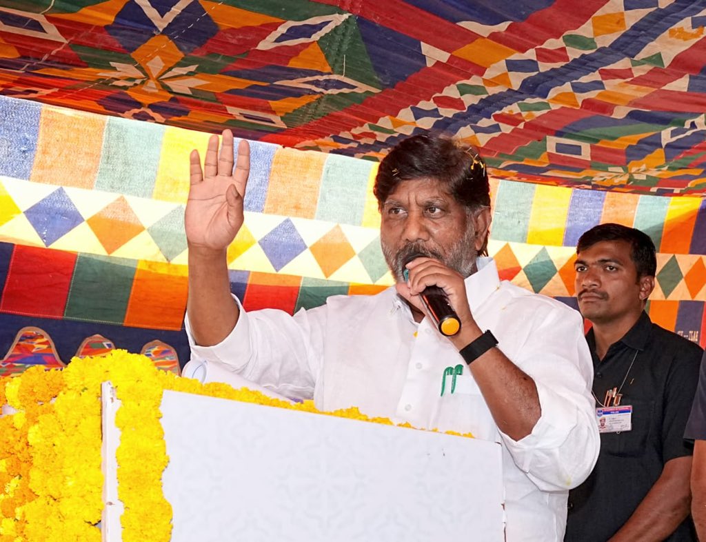 Bhatti_Mallu's tweet image. ప్రతి గ్రామానికి నాణ్యమైన విద్యుత్  
ప్రతి రైతుకు భరోసా  

ఖమ్మం జిల్లా సత్తుపల్లి నియోజకవర్గంలోని తల్లాడ మండలం పాత పినపాక గ్రామంలో పలు విద్యుత్ సబ్ స్టేషన్ల పనులకు శంకుస్థాపన చేయడం జరిగింది.  

గ్రామీణ ప్రాంతాల అభివృద్ధికి, రైతులకు నాణ్యమైన విద్యుత్ సరఫరా కల్పించేందుకు తెలంగాణ…