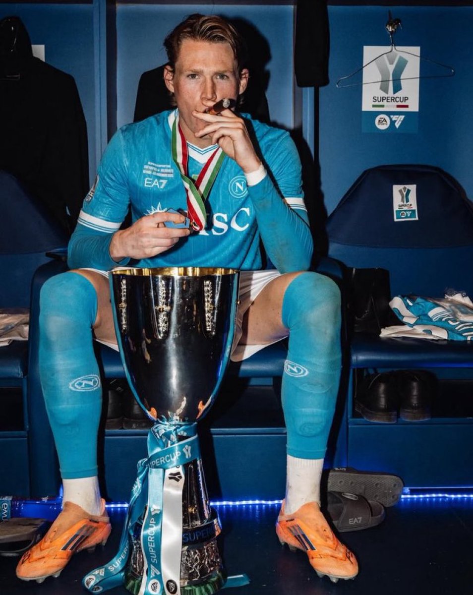 Juaanito_'s tweet image. احترام يا كبير يا سكوت ، طلع بدون تصاريح ولا صياح وقدم مستويات خرافية مع نابولي وصار افضل لاعب بالكالتشيو وحقق دوري وكؤوس ولا جاب طاري مانشستر بسوء ولا اسقط عليهم ولا حط اعذار لمستواه السابق مثل الشيميلات هويلاند وغارناتشو