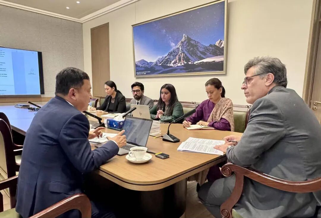 enterprisesces's tweet photo. 🇵🇰🇨🇳𝐒𝐭𝐫𝐞𝐧𝐠𝐭𝐡𝐞𝐧𝐢𝐧𝐠 𝐂𝐡𝐢𝐧𝐚–𝐏𝐚𝐤𝐢𝐬𝐭𝐚𝐧 𝐂𝐨𝐨𝐩𝐞𝐫𝐚𝐭𝐢𝐨𝐧

On Dec 22, H.E. Khalil Hashmi, Ambassador of Pakistan to China, met with Chinese Honorary Investment Advisors. Our platform founder 𝐌𝐫. 𝐖𝐚𝐧𝐠 𝐙𝐢𝐡𝐚𝐢 presented a work report #China https://t.co/nFyaHv4bh1