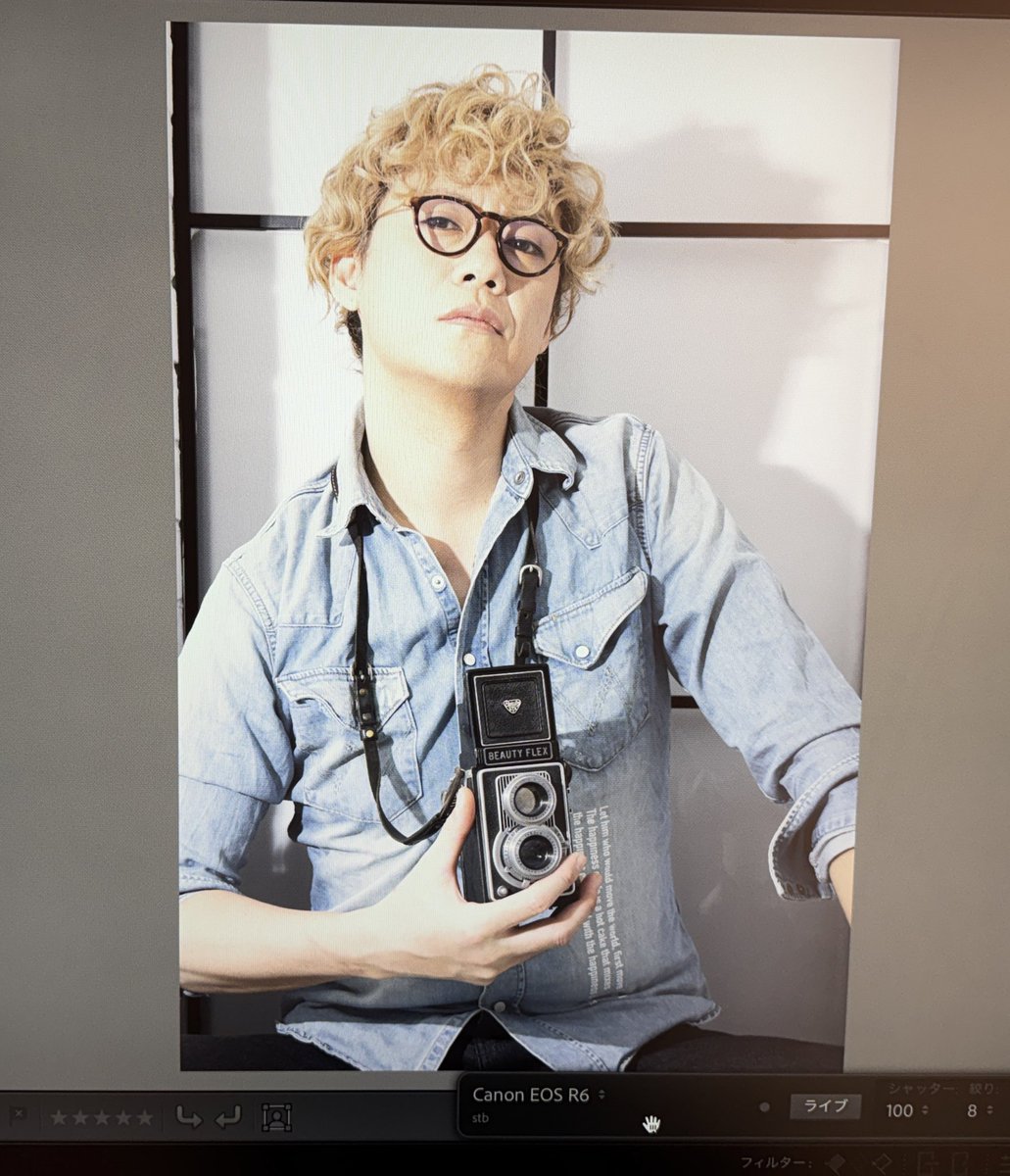 本日、STRAWBERRY BIRTHDAY2026のブロマイド撮影中📸🎠

トップバッターは🍀林野健志さん🍀

クルクルパーマにメガネにカメラ📸‼️
今回も3バリエーションの全く違う雰囲気を楽しんでもらえるブロマイドが出来そうです🍓✨
ご期待ください👏👏👏

#STB2026
#来年は馬
#メガネ男子