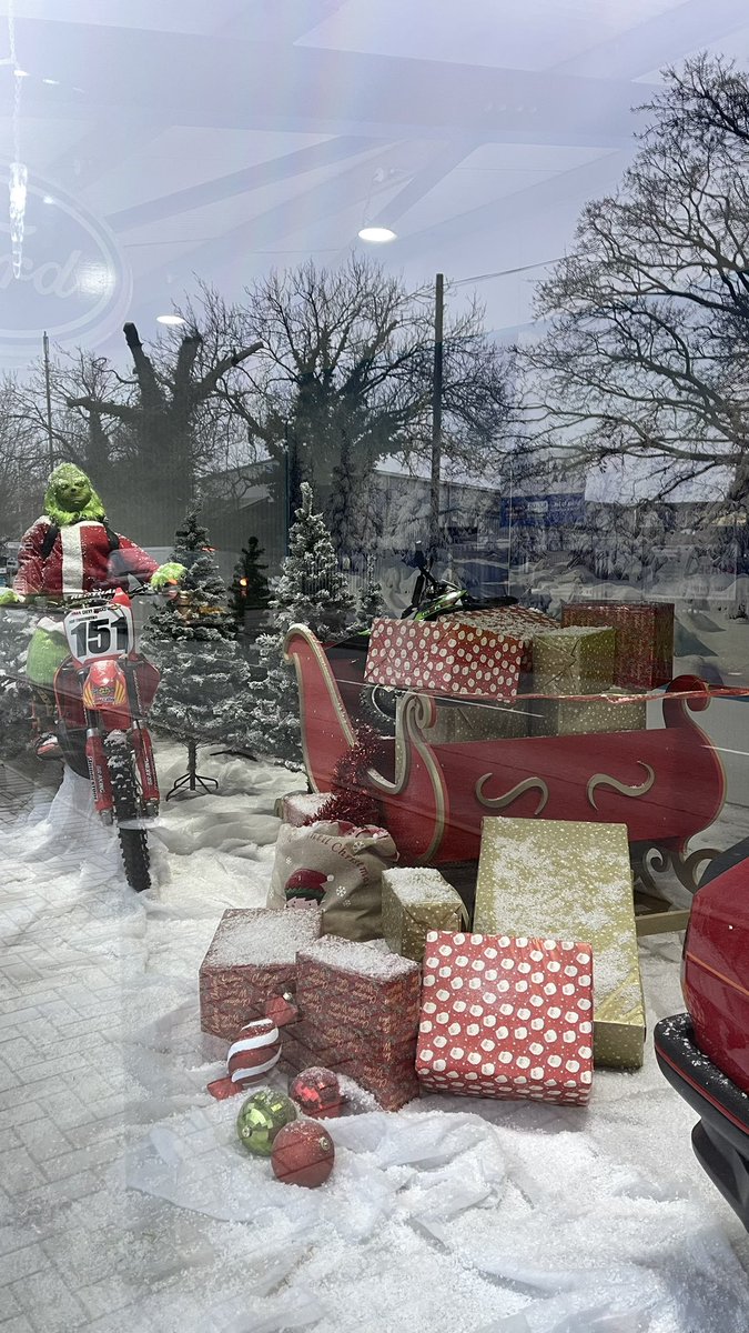Love the fabulous #Grinch inspired window display ❤️❤️#MGAccidentRepair #Xmas2025