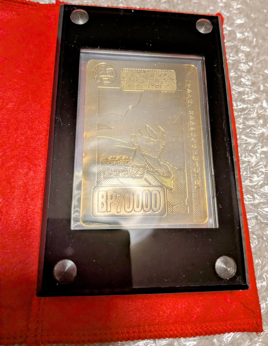 40th年末グッズ紹介、今回のポストで一旦締めになります

ブイジャンプ91年・ジャンプ特別編集増刊号 非掲載ゴールドカード💥

普段は家に置いてないですが、所有DBグッズの中で最もレアです。雑誌1ページ用にだけ作られ、抽選でも配布でもない幻の一枚✨️

なぜ7弾悟空のデザインなのかは全く謎です