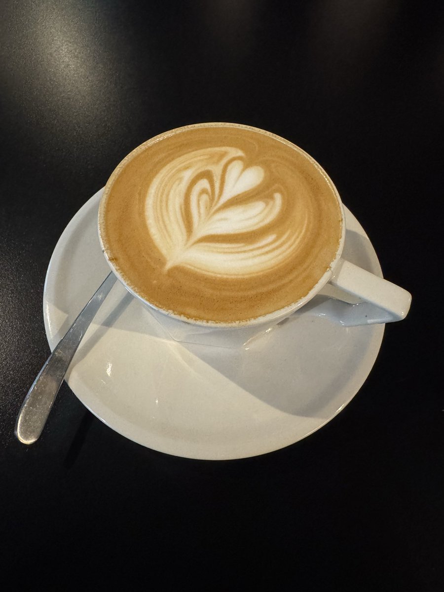 정말 오래간만에 비오는 저녁 사람 없는 카페에서 혼자 조용히 마시는 카페라떼 한 잔. 이게 얼마만이야? ☕️ 좋구나.