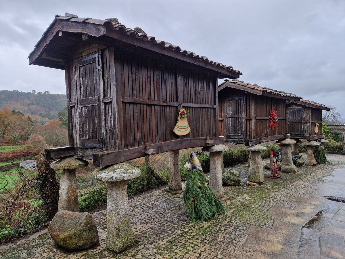 limiator's tweet photo. Bo Nadal e ventureiro ano 2026! Canastros de Vilanova dos Infantes (#Celanova #Ourense) #arquitecturatradicionalgalega @apatrigal_ @RedHorrea https://t.co/EvV0IhoqoP