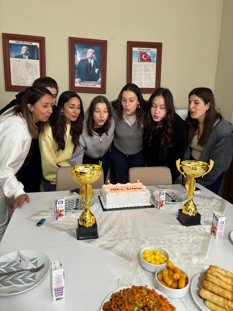 OrduKYGM's tweet photo. 📍 Mehmet Fuad Köprülü Yurdu 
         Yurtlar arası voleybol müsabakalarında yurdumuzu temsil ederek il birincisi olan voleybol takımımızın başarısını pasta keserek kutladık.

@OA_BAK 
@gencliksporbak 
@GSB_KYGM https://t.co/dNlWgjxGZN