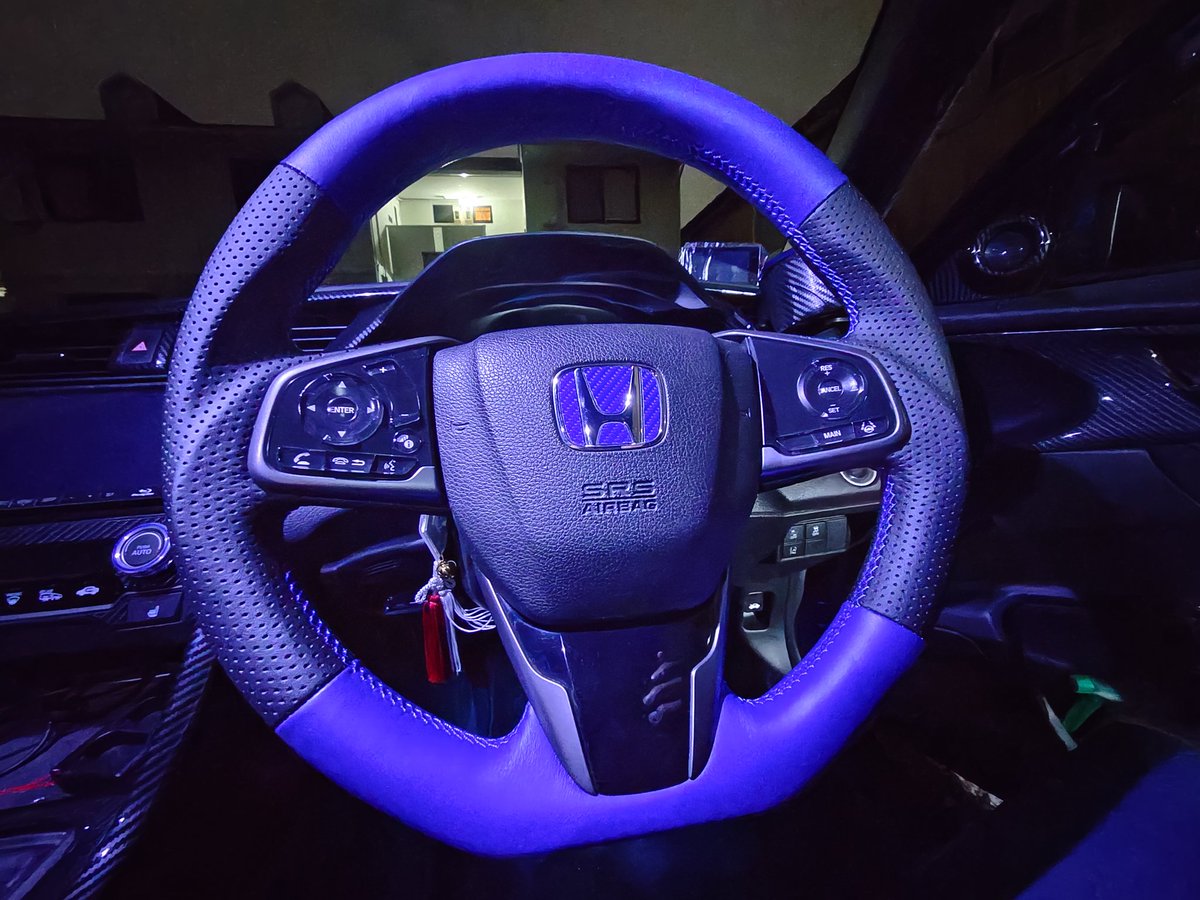 fk7_punch's tweet photo. 劣化してきた純正ステアリングホイールをREAL製に交換
青をふんだんに使ったオーダーメイド品で自分好みの見た目に出来たし握りやすくて大満足 https://t.co/SfDqvNYI4w